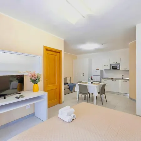 Aparthotel Isa - In Just 150 Mt From The