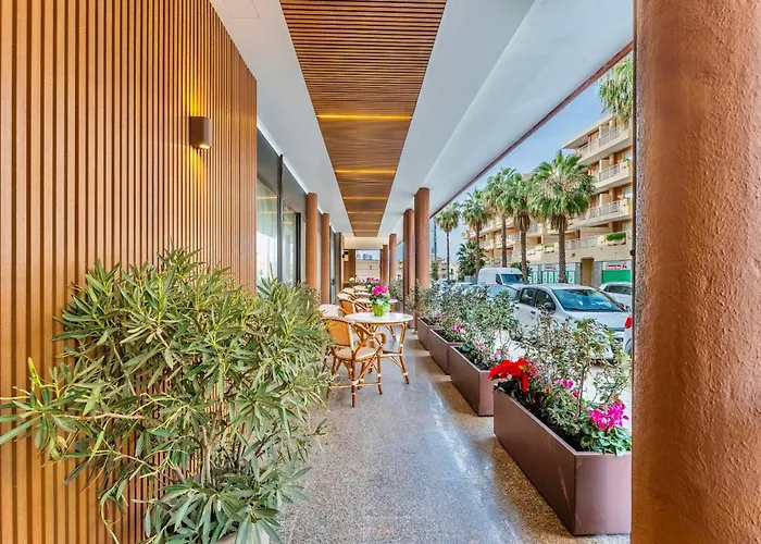 Isa - In Just 150 Mt From The 3*